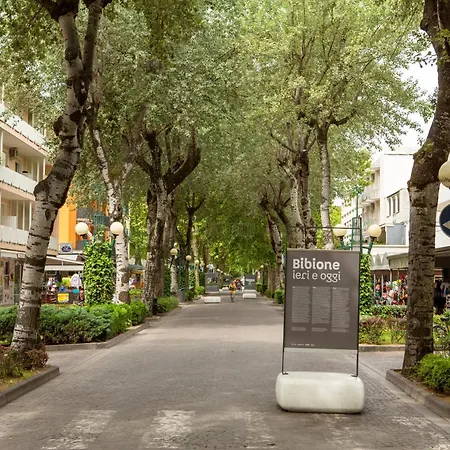 Bussola, With A Family Bedroom Sleeping, Located In The Pedestrian And Shopping Area, Near The