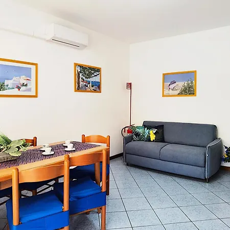 Bussola, With A Family Bedroom Sleeping, Located In The Pedestrian And Shopping Area, Near The Apartamento *