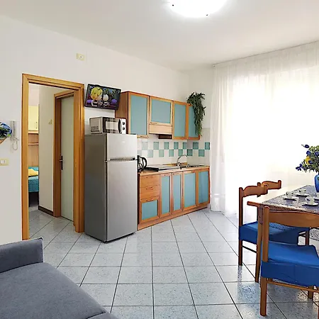 Bussola, With A Family Bedroom Sleeping, Located In The Pedestrian And Shopping Area, Near The Apartamento Bibione