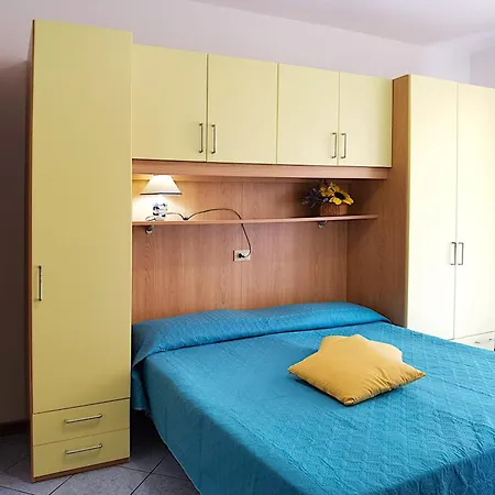 Bussola, With A Family Bedroom Sleeping, Located In The Pedestrian And Shopping Area, Near The Apartamento *