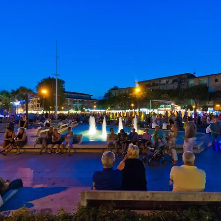 Bussola, With A Family Bedroom Sleeping, Located In The Pedestrian And Shopping Area, Near The Bibione