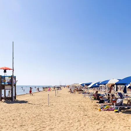 Bussola, With A Family Bedroom Sleeping, Located In The Pedestrian And Shopping Area, Near The Bibione