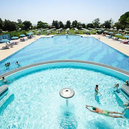 Bussola, With A Family Bedroom Sleeping, Located In The Pedestrian And Shopping Area, Near The Apartamento Bibione